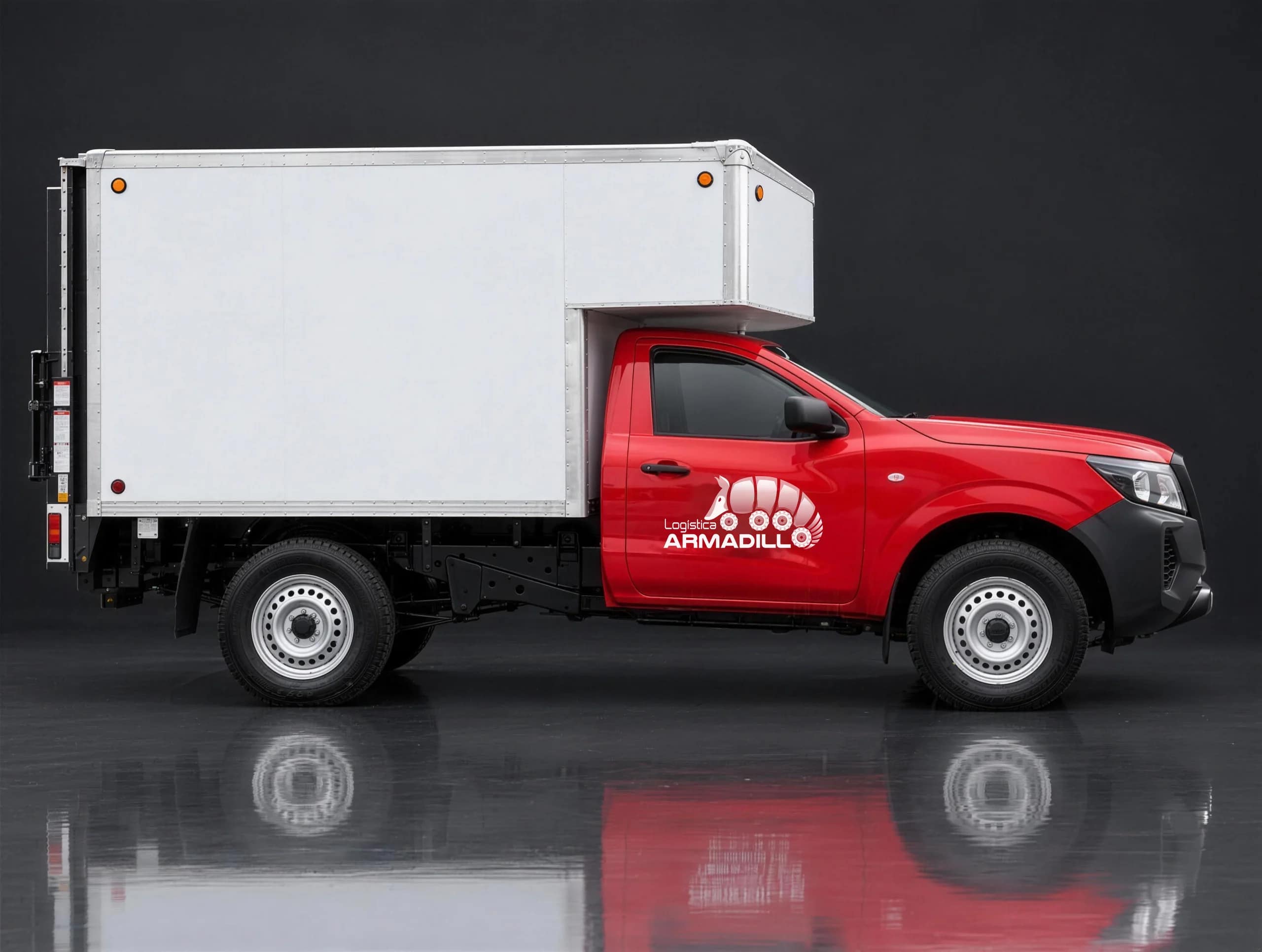 Perfil de la Nissan NP300 roja con caja seca de 1.5 t en estudio